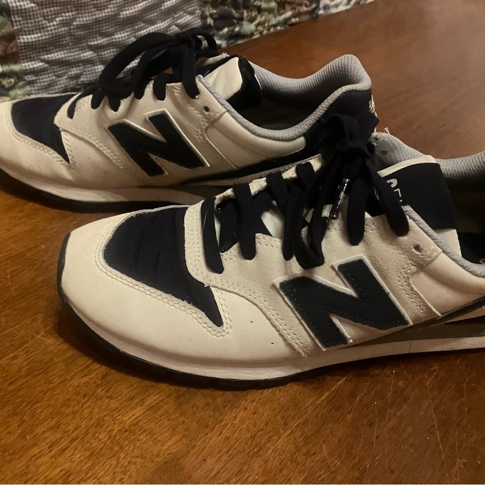 Figs womens 9. Light grey and Navy. Wore x2. Nice with scrubs.